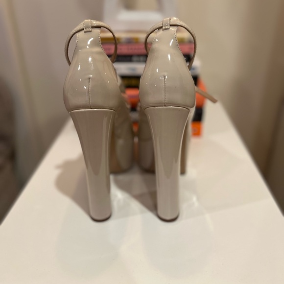 Steve Madden Skyrise Platform Pump size 7.